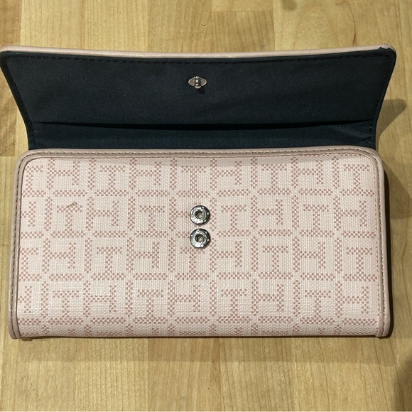 🥉 Tommy Hilfiger TH Monogram Trifold Wallet & Check Book Pink 2 Bill 12 Slot - Picture 2 of 6